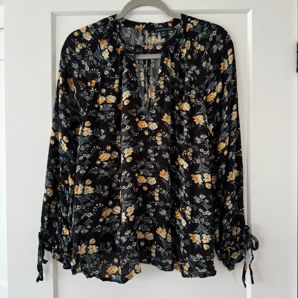 American Eagle Women’s Floral Long Sleeve Keyhole Neck Blouse size Medium